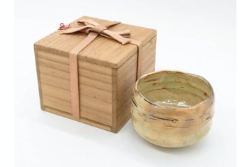 十四代　楽吉左衛門(覚入)　白薬　銘「掬水」　3.8寸　温かみを感じる色合いが魅力の茶碗(即中斎書付、抹茶碗、茶道具、茶器、和食器、共箱付き、三寸八分)(R-083085)