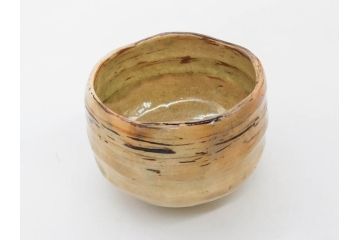 十四代　楽吉左衛門(覚入)　白薬　銘「掬水」　3.8寸　温かみを感じる色合いが魅力の茶碗(即中斎書付、抹茶碗、茶道具、茶器、和食器、共箱付き、三寸八分)(R-083085)
