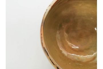 十四代　楽吉左衛門(覚入)　白薬　銘「掬水」　3.8寸　温かみを感じる色合いが魅力の茶碗(即中斎書付、抹茶碗、茶道具、茶器、和食器、共箱付き、三寸八分)(R-083085)