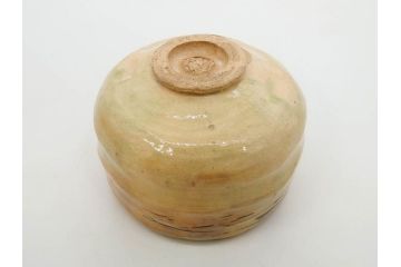 十四代　楽吉左衛門(覚入)　白薬　銘「掬水」　3.8寸　温かみを感じる色合いが魅力の茶碗(即中斎書付、抹茶碗、茶道具、茶器、和食器、共箱付き、三寸八分)(R-083085)