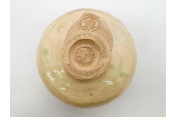 十四代　楽吉左衛門(覚入)　白薬　銘「掬水」　3.8寸　温かみを感じる色合いが魅力の茶碗(即中斎書付、抹茶碗、茶道具、茶器、和食器、共箱付き、三寸八分)(R-083085)