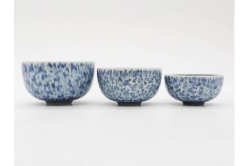 江戸期　染付　微塵唐草　松竹梅　三つ重ね　繊細に描かれた絵柄が素敵な酒杯3客セット(三ツ重、おちょこ、お猪口、ぐい呑み、湯のみ、湯呑み、盃、酒器、和食器)(R-083087)
