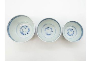 江戸期　染付　微塵唐草　松竹梅　三つ重ね　繊細に描かれた絵柄が素敵な酒杯3客セット(三ツ重、おちょこ、お猪口、ぐい呑み、湯のみ、湯呑み、盃、酒器、和食器)(R-083087)