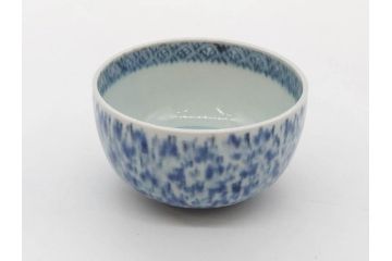 江戸期　染付　微塵唐草　松竹梅　三つ重ね　繊細に描かれた絵柄が素敵な酒杯3客セット(三ツ重、おちょこ、お猪口、ぐい呑み、湯のみ、湯呑み、盃、酒器、和食器)(R-083087)