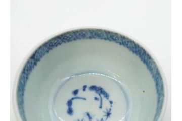 江戸期　染付　微塵唐草　松竹梅　三つ重ね　繊細に描かれた絵柄が素敵な酒杯3客セット(三ツ重、おちょこ、お猪口、ぐい呑み、湯のみ、湯呑み、盃、酒器、和食器)(R-083087)