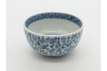 江戸期　染付　微塵唐草　松竹梅　三つ重ね　繊細に描かれた絵柄が素敵な酒杯3客セット(三ツ重、おちょこ、お猪口、ぐい呑み、湯のみ、湯呑み、盃、酒器、和食器)(R-083087)