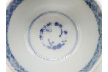 江戸期　染付　微塵唐草　松竹梅　三つ重ね　繊細に描かれた絵柄が素敵な酒杯3客セット(三ツ重、おちょこ、お猪口、ぐい呑み、湯のみ、湯呑み、盃、酒器、和食器)(R-083087)
