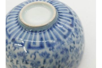 江戸期　染付　微塵唐草　松竹梅　三つ重ね　繊細に描かれた絵柄が素敵な酒杯3客セット(三ツ重、おちょこ、お猪口、ぐい呑み、湯のみ、湯呑み、盃、酒器、和食器)(R-083087)