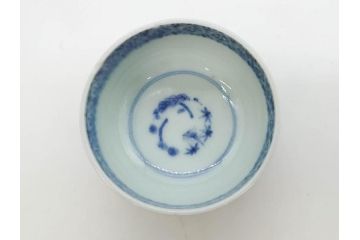 江戸期　染付　微塵唐草　松竹梅　三つ重ね　繊細に描かれた絵柄が素敵な酒杯3客セット(三ツ重、おちょこ、お猪口、ぐい呑み、湯のみ、湯呑み、盃、酒器、和食器)(R-083087)