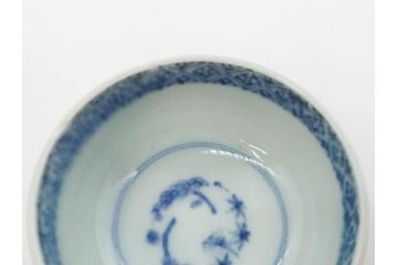 江戸期　染付　微塵唐草　松竹梅　三つ重ね　繊細に描かれた絵柄が素敵な酒杯3客セット(三ツ重、おちょこ、お猪口、ぐい呑み、湯のみ、湯呑み、盃、酒器、和食器)(R-083087)