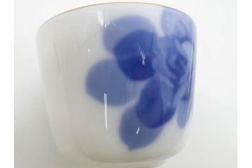 大倉陶園(OKURA、OAC)　深みのあるブルーローズが美しいモーニングカップ&ソーサー2客セット(バラ、薔薇、金彩、白磁、C&S、洋食器)(R-083088)