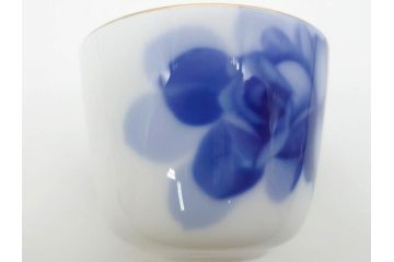 大倉陶園(OKURA、OAC)　深みのあるブルーローズが美しいモーニングカップ&ソーサー2客セット(バラ、薔薇、金彩、白磁、C&S、洋食器)(R-083089)