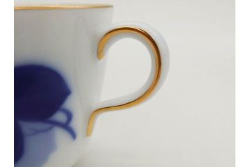 大倉陶園(OKURA、OAC)　深みのあるブルーローズが美しいモーニングカップ&ソーサー2客セット(バラ、薔薇、金彩、白磁、C&S、洋食器)(R-083089)