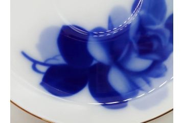 大倉陶園(OKURA、OAC)　深みのあるブルーローズが美しいモーニングカップ&ソーサー2客セット(バラ、薔薇、金彩、白磁、C&S、洋食器)(R-083089)
