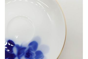 大倉陶園(OKURA、OAC)　ブルーローズ　優雅なひとときを演出するカップ&ソーサー2客セット(ティー、コーヒー、バラ、薔薇、金彩、白磁、C&S、洋食器、箱付き)(R-083090)
