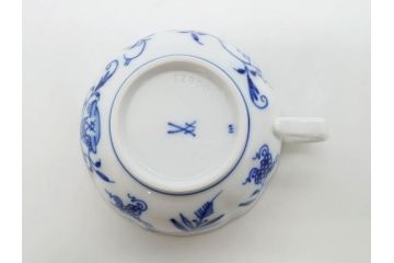 ドイツ　マイセン　Meissen　ブルーオニオン　洗練されたデザインが上品な雰囲気を醸し出すティーカップ&ソーサー3客セット(洋食器、C&S)(R-083091)