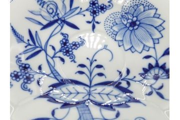 ドイツ　マイセン　Meissen　ブルーオニオン　洗練されたデザインが上品な雰囲気を醸し出すティーカップ&ソーサー3客セット(洋食器、C&S)(R-083091)