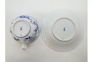 ドイツ　マイセン　Meissen　ブルーオニオン　洗練されたデザインが上品な雰囲気を醸し出すティーカップ&ソーサー3客セット(洋食器、C&S)(R-083091)