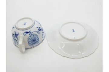 ドイツ　マイセン　Meissen　ブルーオニオン　洗練されたデザインが上品な雰囲気を醸し出すティーカップ&ソーサー3客セット(洋食器、C&S)(R-083091)