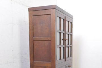中古　松本民芸家具　G-1型面取食器棚　脚(台輪)付きリメイク　落ち着きのある洗練された佇まいが魅力のサイドキャビネット(カップボード、収納棚、戸棚、キャビネット、本箱)(R-083092)