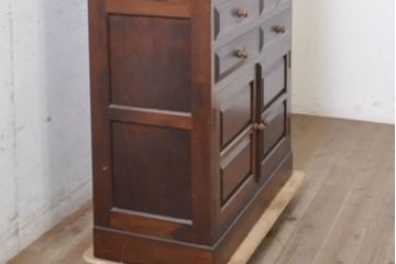中古　松本民芸家具　G-1型面取食器棚　天板リメイク　落ち着きのある洗練された佇まいが魅力のサイドキャビネット(カップボード、収納棚、戸棚、キャビネット、本箱)(R-083093)