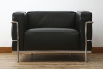 中古　美品　Cassina(カッシーナ)　ル・コルビュジエ(Le Corbusier)　LC3　GRAND MODELE(グラン モデル)　本革製　ポリエステルパッディング　シンプルモダンなデザインがかっこいい1人掛けソファ(1Pソファ、一人掛け)(定価約103万円)(R-083094)