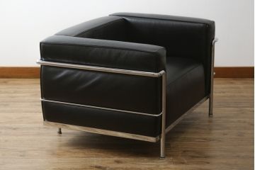 中古　美品　Cassina(カッシーナ)　ル・コルビュジエ(Le Corbusier)　LC3　GRAND MODELE(グラン モデル)　本革製　ポリエステルパッディング　シンプルモダンなデザインがかっこいい1人掛けソファ(1Pソファ、一人掛け)(定価約103万円)(R-083094)