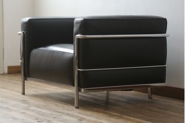 中古　美品　Cassina(カッシーナ)　ル・コルビュジエ(Le Corbusier)　LC3　GRAND MODELE(グラン モデル)　本革製　ポリエステルパッディング　シンプルモダンなデザインがかっこいい1人掛けソファ(1Pソファ、一人掛け)(定価約103万円)(R-083094)