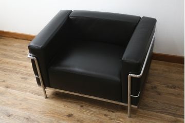 中古　美品　Cassina(カッシーナ)　ル・コルビュジエ(Le Corbusier)　LC3　GRAND MODELE(グラン モデル)　本革製　ポリエステルパッディング　シンプルモダンなデザインがかっこいい1人掛けソファ(1Pソファ、一人掛け)(定価約103万円)(R-083094)