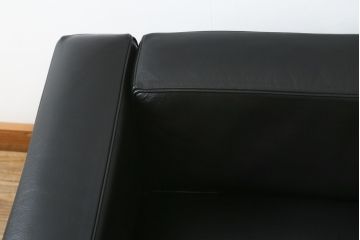 中古　美品　Cassina(カッシーナ)　ル・コルビュジエ(Le Corbusier)　LC3　GRAND MODELE(グラン モデル)　本革製　ポリエステルパッディング　シンプルモダンなデザインがかっこいい1人掛けソファ(1Pソファ、一人掛け)(定価約103万円)(R-083094)