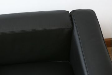 中古　美品　Cassina(カッシーナ)　ル・コルビュジエ(Le Corbusier)　LC3　GRAND MODELE(グラン モデル)　本革製　ポリエステルパッディング　シンプルモダンなデザインがかっこいい1人掛けソファ(1Pソファ、一人掛け)(定価約103万円)(R-083094)