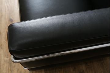 中古　美品　Cassina(カッシーナ)　ル・コルビュジエ(Le Corbusier)　LC3　GRAND MODELE(グラン モデル)　本革製　ポリエステルパッディング　シンプルモダンなデザインがかっこいい1人掛けソファ(1Pソファ、一人掛け)(定価約103万円)(R-083094)