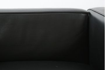 中古　美品　Cassina(カッシーナ)　ル・コルビュジエ(Le Corbusier)　LC3　GRAND MODELE(グラン モデル)　本革製　ポリエステルパッディング　シンプルモダンなデザインがかっこいい1人掛けソファ(1Pソファ、一人掛け)(定価約103万円)(R-083094)