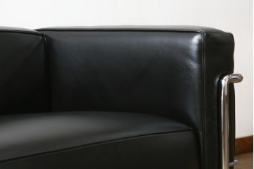 中古　美品　Cassina(カッシーナ)　ル・コルビュジエ(Le Corbusier)　LC3　GRAND MODELE(グラン モデル)　本革製　ポリエステルパッディング　シンプルモダンなデザインがかっこいい1人掛けソファ(1Pソファ、一人掛け)(定価約103万円)(R-083094)