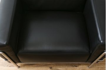 中古　美品　Cassina(カッシーナ)　ル・コルビュジエ(Le Corbusier)　LC3　GRAND MODELE(グラン モデル)　本革製　ポリエステルパッディング　シンプルモダンなデザインがかっこいい1人掛けソファ(1Pソファ、一人掛け)(定価約103万円)(R-083094)