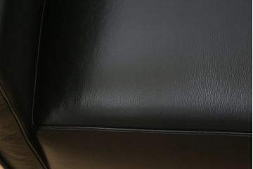 中古　美品　Cassina(カッシーナ)　ル・コルビュジエ(Le Corbusier)　LC3　GRAND MODELE(グラン モデル)　本革製　ポリエステルパッディング　シンプルモダンなデザインがかっこいい1人掛けソファ(1Pソファ、一人掛け)(定価約103万円)(R-083094)
