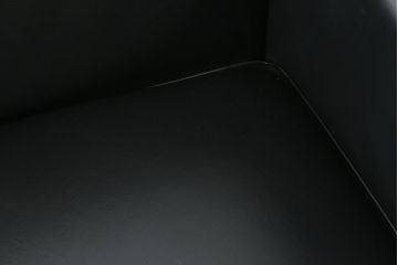 中古　美品　Cassina(カッシーナ)　ル・コルビュジエ(Le Corbusier)　LC3　GRAND MODELE(グラン モデル)　本革製　ポリエステルパッディング　シンプルモダンなデザインがかっこいい1人掛けソファ(1Pソファ、一人掛け)(定価約103万円)(R-083094)