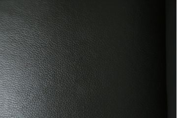 中古　美品　Cassina(カッシーナ)　ル・コルビュジエ(Le Corbusier)　LC3　GRAND MODELE(グラン モデル)　本革製　ポリエステルパッディング　シンプルモダンなデザインがかっこいい1人掛けソファ(1Pソファ、一人掛け)(定価約103万円)(R-083094)