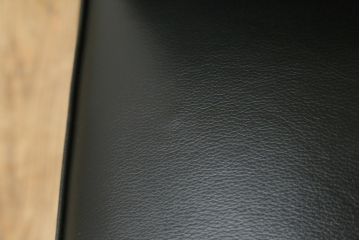 中古　美品　Cassina(カッシーナ)　ル・コルビュジエ(Le Corbusier)　LC3　GRAND MODELE(グラン モデル)　本革製　ポリエステルパッディング　シンプルモダンなデザインがかっこいい1人掛けソファ(1Pソファ、一人掛け)(定価約103万円)(R-083094)