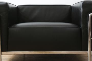 中古　美品　Cassina(カッシーナ)　ル・コルビュジエ(Le Corbusier)　LC3　GRAND MODELE(グラン モデル)　本革製　ポリエステルパッディング　シンプルモダンなデザインがかっこいい1人掛けソファ(1Pソファ、一人掛け)(定価約103万円)(R-083094)