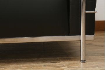 中古　美品　Cassina(カッシーナ)　ル・コルビュジエ(Le Corbusier)　LC3　GRAND MODELE(グラン モデル)　本革製　ポリエステルパッディング　シンプルモダンなデザインがかっこいい1人掛けソファ(1Pソファ、一人掛け)(定価約103万円)(R-083094)