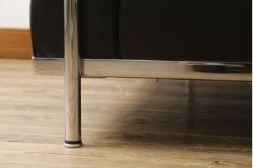 中古　美品　Cassina(カッシーナ)　ル・コルビュジエ(Le Corbusier)　LC3　GRAND MODELE(グラン モデル)　本革製　ポリエステルパッディング　シンプルモダンなデザインがかっこいい1人掛けソファ(1Pソファ、一人掛け)(定価約103万円)(R-083094)