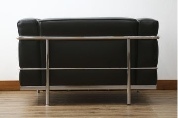 中古　美品　Cassina(カッシーナ)　ル・コルビュジエ(Le Corbusier)　LC3　GRAND MODELE(グラン モデル)　本革製　ポリエステルパッディング　シンプルモダンなデザインがかっこいい1人掛けソファ(1Pソファ、一人掛け)(定価約103万円)(R-083094)