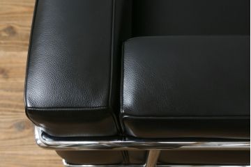 中古　美品　Cassina(カッシーナ)　ル・コルビュジエ(Le Corbusier)　LC3　GRAND MODELE(グラン モデル)　本革製　ポリエステルパッディング　シンプルモダンなデザインがかっこいい1人掛けソファ(1Pソファ、一人掛け)(定価約103万円)(R-083094)