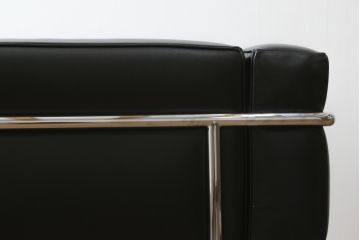 中古　美品　Cassina(カッシーナ)　ル・コルビュジエ(Le Corbusier)　LC3　GRAND MODELE(グラン モデル)　本革製　ポリエステルパッディング　シンプルモダンなデザインがかっこいい1人掛けソファ(1Pソファ、一人掛け)(定価約103万円)(R-083094)