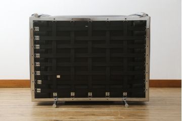 中古　美品　Cassina(カッシーナ)　ル・コルビュジエ(Le Corbusier)　LC3　GRAND MODELE(グラン モデル)　本革製　ポリエステルパッディング　シンプルモダンなデザインがかっこいい1人掛けソファ(1Pソファ、一人掛け)(定価約103万円)(R-083094)
