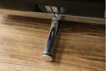 中古　美品　Cassina(カッシーナ)　ル・コルビュジエ(Le Corbusier)　LC3　GRAND MODELE(グラン モデル)　本革製　ポリエステルパッディング　シンプルモダンなデザインがかっこいい1人掛けソファ(1Pソファ、一人掛け)(定価約103万円)(R-083094)