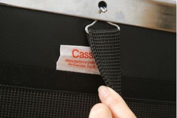 中古　美品　Cassina(カッシーナ)　ル・コルビュジエ(Le Corbusier)　LC3　GRAND MODELE(グラン モデル)　本革製　ポリエステルパッディング　シンプルモダンなデザインがかっこいい1人掛けソファ(1Pソファ、一人掛け)(定価約103万円)(R-083094)