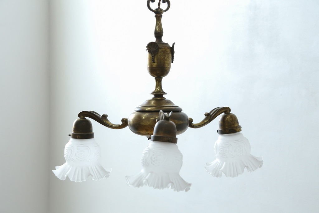 イギリスアンティーク　フレームに味がある英国スタイルの三灯シャンデリア　(R-083097)