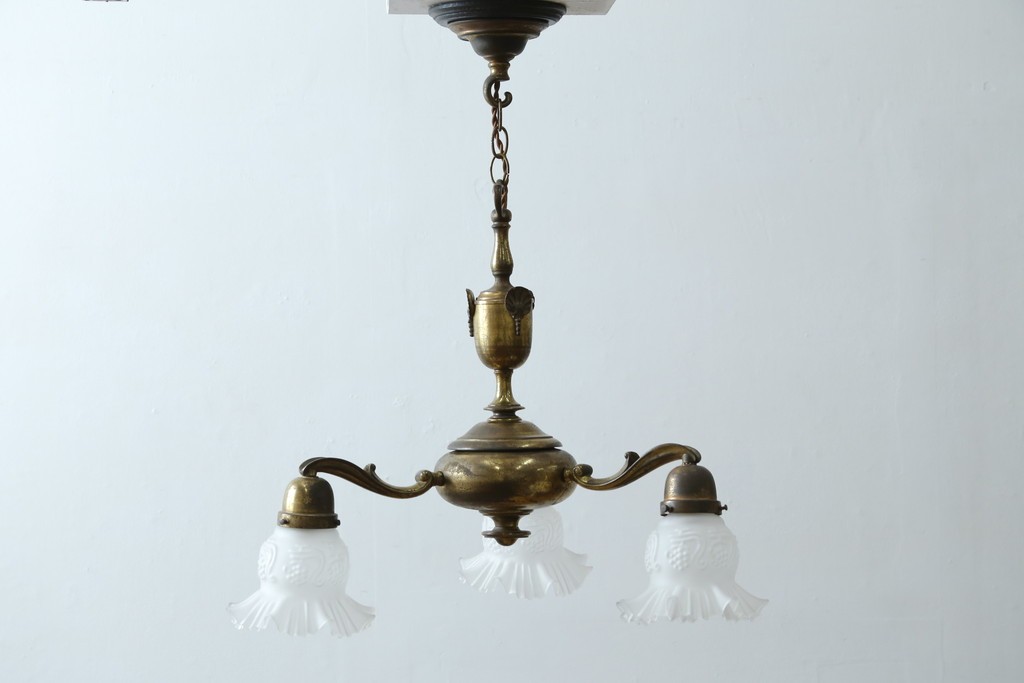 イギリスアンティーク　フレームに味がある英国スタイルの三灯シャンデリア　(R-083097)